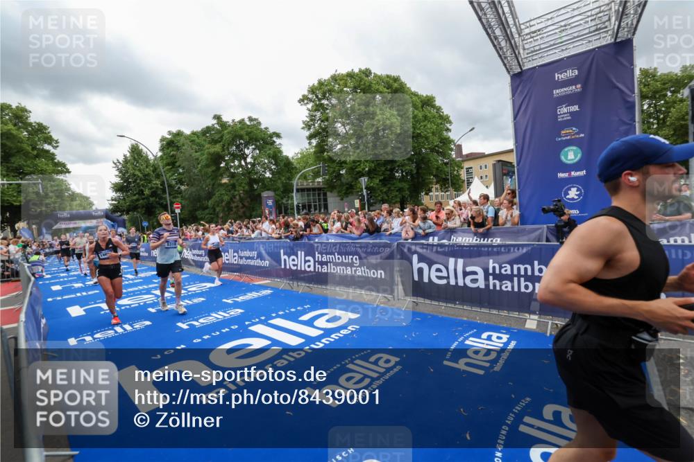 29.06.2025 - hella hamburg halbmarathon Zöllner http://msf.ph/oto/8439001 29.06.2025 10:55:35 Ziel 2252, 3037, 4951, 5319, 6591, 8573, 11554, 11568, 12196, 12544, 12584, 13267, 14036, 14592, 16110, 16213, 16334, 16609, 17615 meine-sportfotos.de