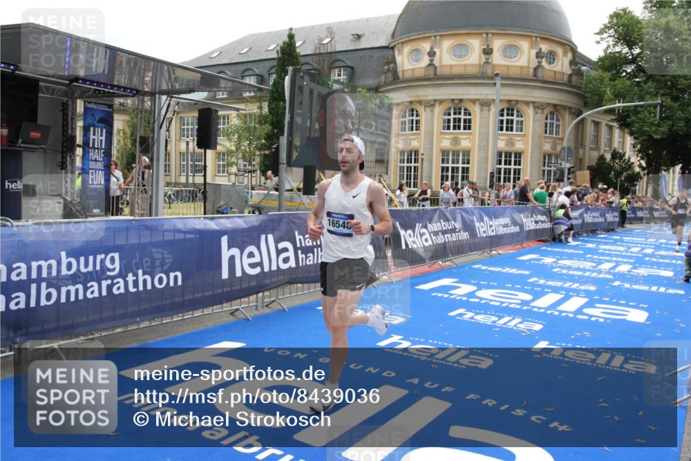 29.06.2025 - hella hamburg halbmarathon Michael Strokosch http://msf.ph/oto/8439036 29.06.2025 10:22:57 Ziel 11624, 16548, 18328 meine-sportfotos.de