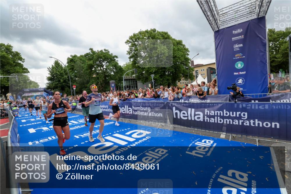 29.06.2025 - hella hamburg halbmarathon Zöllner http://msf.ph/oto/8439061 29.06.2025 10:55:36 Ziel 2982, 3037, 5319, 6591, 8573, 11554, 11568, 12196, 12544, 12584, 13267, 14036, 14592, 16110, 16334, 16609, 17615 meine-sportfotos.de