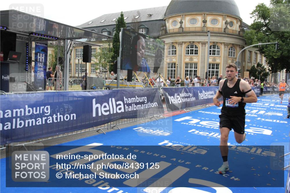 29.06.2025 - hella hamburg halbmarathon Michael Strokosch http://msf.ph/oto/8439125 29.06.2025 10:23:00 Ziel 4128, 11624, 16548, 18328 meine-sportfotos.de
