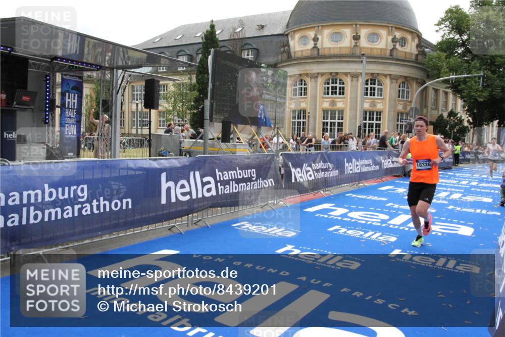 29.06.2025 - hella hamburg halbmarathon Michael Strokosch http://msf.ph/oto/8439201 29.06.2025 10:23:04 Ziel 4128, 7862, 18328 meine-sportfotos.de