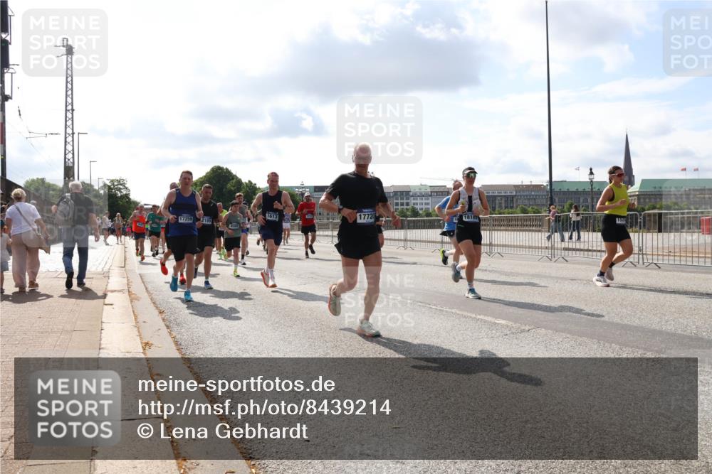 29.06.2025 - hella hamburg halbmarathon Lena Gebhardt http://msf.ph/oto/8439214 29.06.2025 09:52:45 Lombardsbrücke 17720, 1613, 17259, 2189, 1070, 1139, 1163, 1169, 1176, 1220, 1415, 1468, 1512, 1613, 1782, 2048, 2189, 2213, 2233, 2788, 2970, 3021, 3098, 3109, 3124, 3618, 3852, 3917, 3928, 4080, 4277, 4497, 4565, 4691, 4871, 4915, 4933, 4981, 5007, 5011, 5476, 5477, 5682, 6550, 6716, 7005, 7067, 7093, 7191, 7325, 7432, 7451, 7599, 7843, 7865, 7961, 8145, 8467, 8852, 9348, 9444, 10493, 10741, 10796, 11062, 11495, 11679, 11779, 12046, 12772, 13403, 13614, 13728, 14257 meine-sportfotos.de