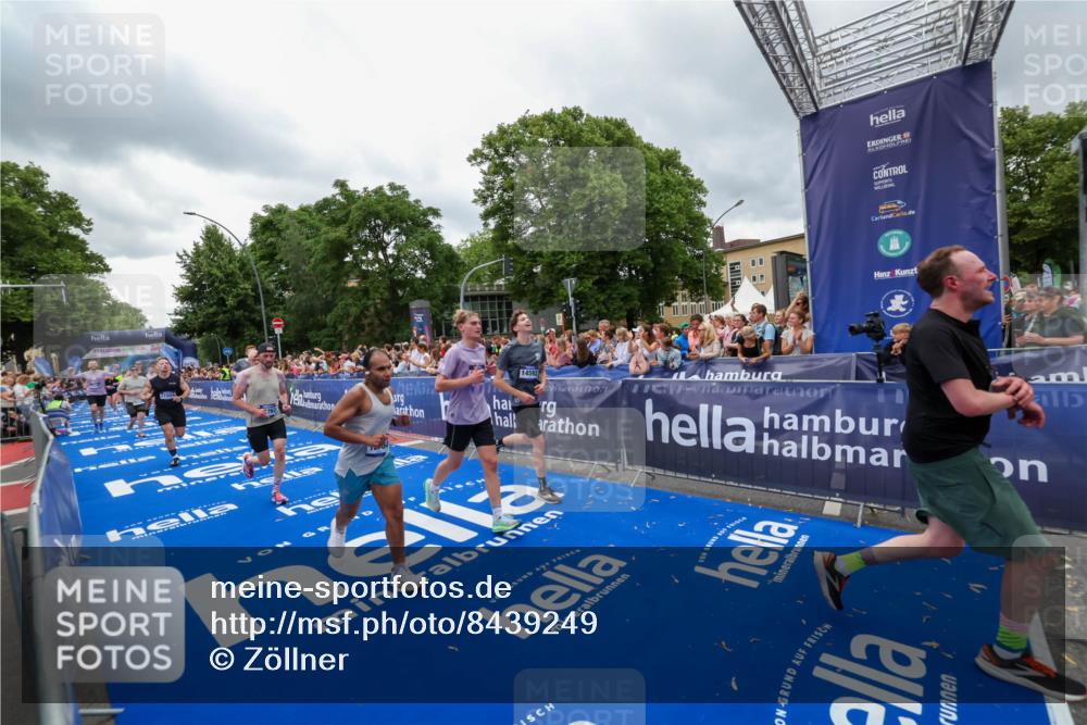 29.06.2025 - hella hamburg halbmarathon Zöllner http://msf.ph/oto/8439249 29.06.2025 10:55:38 Ziel 1120, 2955, 2982, 3037, 8573, 11039, 11554, 11568, 12196, 12515, 12544, 12584, 13267, 14036, 14592, 15896, 16110, 16334, 17615, 18064 meine-sportfotos.de