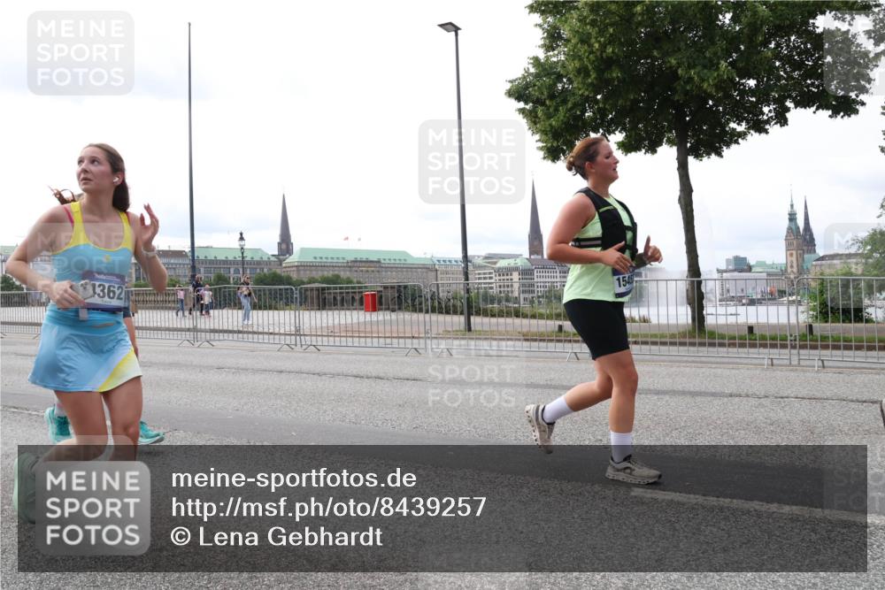 29.06.2025 - hella hamburg halbmarathon Lena Gebhardt http://msf.ph/oto/8439257 29.06.2025 10:29:08 Lombardsbrücke 1362, 1545, 1230, 1518, 1557, 1869, 2688, 3179, 3717, 4161, 4362, 4373, 4700, 4834, 4982, 5167, 5249, 5250, 6102, 6345, 6725, 7169, 7449, 8048, 8812, 9714, 10068, 10198, 10641, 10808, 11792, 11803, 11989, 12099, 12404, 12442, 12958, 13090, 14205, 14644, 15143, 15256, 15452, 15453, 15952, 15955, 16643, 16673, 16676, 18414 meine-sportfotos.de