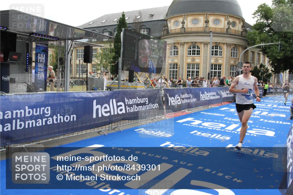 29.06.2025 - hella hamburg halbmarathon Michael Strokosch http://msf.ph/oto/8439301 29.06.2025 10:23:07 Ziel 4128, 7862, 18930 meine-sportfotos.de