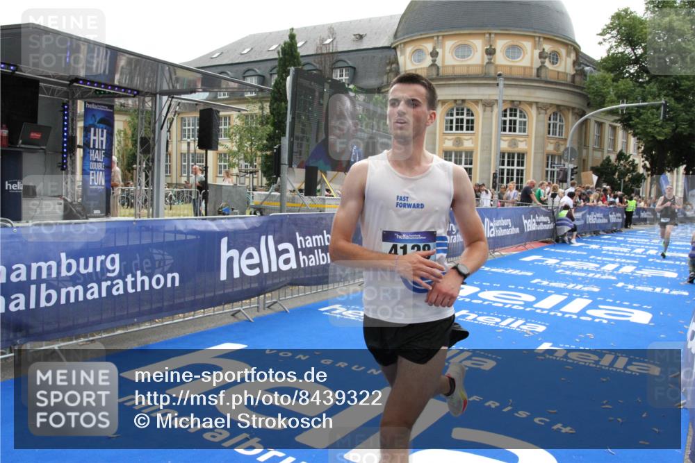 29.06.2025 - hella hamburg halbmarathon Michael Strokosch http://msf.ph/oto/8439322 29.06.2025 10:23:07 Ziel 4128, 7862, 18930 meine-sportfotos.de