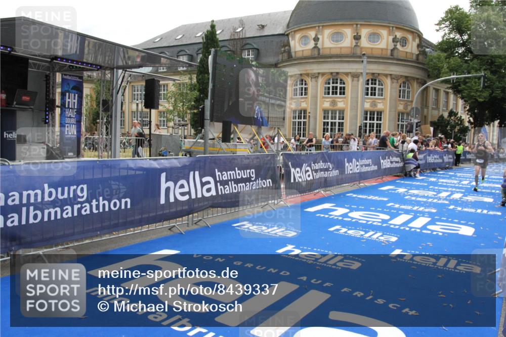 29.06.2025 - hella hamburg halbmarathon Michael Strokosch http://msf.ph/oto/8439337 29.06.2025 10:23:08 Ziel 4128, 7862, 18930 meine-sportfotos.de