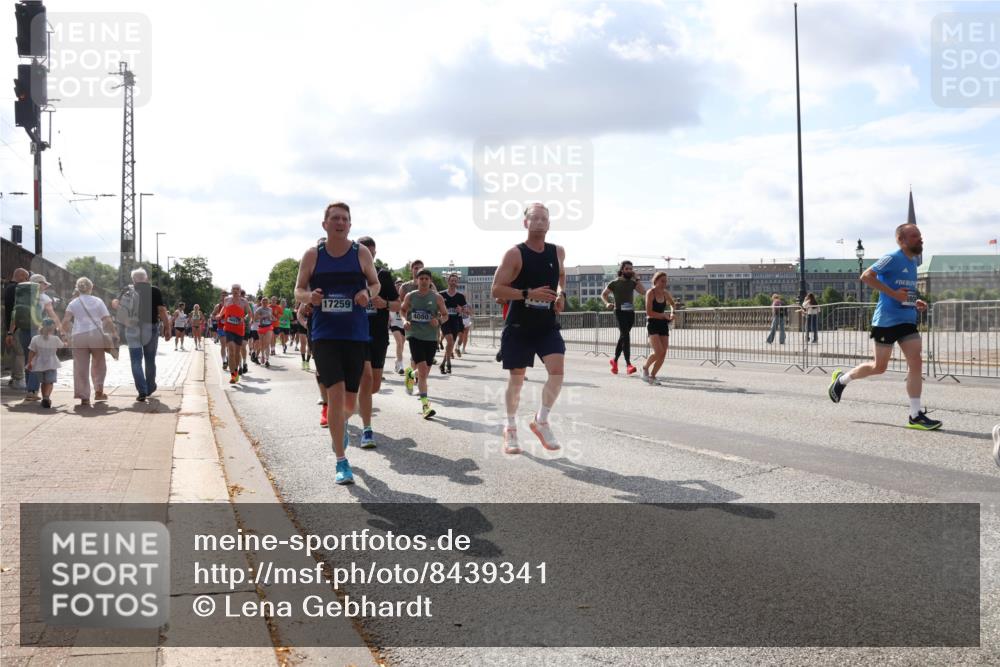 29.06.2025 - hella hamburg halbmarathon Lena Gebhardt http://msf.ph/oto/8439341 29.06.2025 09:52:46 Lombardsbrücke 17259, 1070, 1139, 1163, 1169, 1176, 1220, 1415, 1468, 1512, 1613, 1782, 2048, 2189, 2213, 2233, 2788, 2970, 3021, 3098, 3109, 3124, 3618, 3852, 3917, 3928, 4080, 4277, 4497, 4565, 4691, 4871, 4915, 4933, 4981, 5007, 5011, 5476, 5477, 5682, 6550, 6716, 7005, 7067, 7093, 7147, 7191, 7325, 7432, 7451, 7599, 7843, 7865, 7961, 8145, 8467, 8852, 9348, 10493, 10741, 10796, 11062, 11495, 11679, 11779, 12046, 12772, 13403, 13614, 14257 meine-sportfotos.de