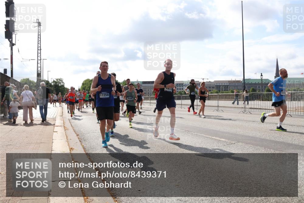 29.06.2025 - hella hamburg halbmarathon Lena Gebhardt http://msf.ph/oto/8439371 29.06.2025 09:52:46 Lombardsbrücke 17259, 89, 4080, 1613, 1880, 1070, 1139, 1163, 1169, 1176, 1220, 1415, 1468, 1512, 1613, 1782, 2048, 2189, 2213, 2233, 2788, 2970, 3021, 3098, 3109, 3124, 3618, 3852, 3917, 3928, 4080, 4277, 4497, 4565, 4691, 4871, 4915, 4933, 4981, 5007, 5011, 5476, 5477, 5682, 6550, 6716, 7005, 7067, 7093, 7147, 7191, 7325, 7432, 7451, 7599, 7843, 7865, 7961, 8145, 8467, 8852, 9348, 10493, 10741, 10796, 11062, 11495, 11679, 11779, 12046, 12772, 13403, 13614, 14257 meine-sportfotos.de