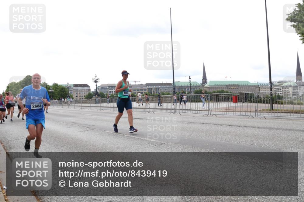 29.06.2025 - hella hamburg halbmarathon Lena Gebhardt http://msf.ph/oto/8439419 29.06.2025 10:29:09 Lombardsbrücke 2688, 1230, 1518, 1557, 1869, 2688, 3179, 3311, 3717, 4161, 4362, 4373, 4700, 4834, 4982, 5167, 5249, 5250, 6345, 6725, 7169, 7449, 8048, 8812, 9714, 10068, 10198, 10641, 10808, 11792, 11803, 11989, 12099, 12404, 12442, 12958, 13090, 14205, 14644, 15143, 15256, 15452, 15453, 15952, 15955, 16643, 16673, 16676, 18298, 18299, 18414 meine-sportfotos.de