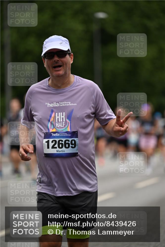 29.06.2025 - hella hamburg halbmarathon Dr. Thomas Lammeyer http://msf.ph/oto/8439426 29.06.2025 10:56:32 Kennedybrücke 1978, 1997, 3140, 3934, 4087, 4273, 4815, 5291, 6406, 6456, 6885, 6961, 6985, 7691, 7737, 7841, 8194, 8196, 8672, 9068, 9070, 9220, 9460, 9582, 9583, 9590, 9594, 9673, 9730, 10296, 10342, 10496, 10928, 11084, 11126, 11127, 11375 meine-sportfotos.de
