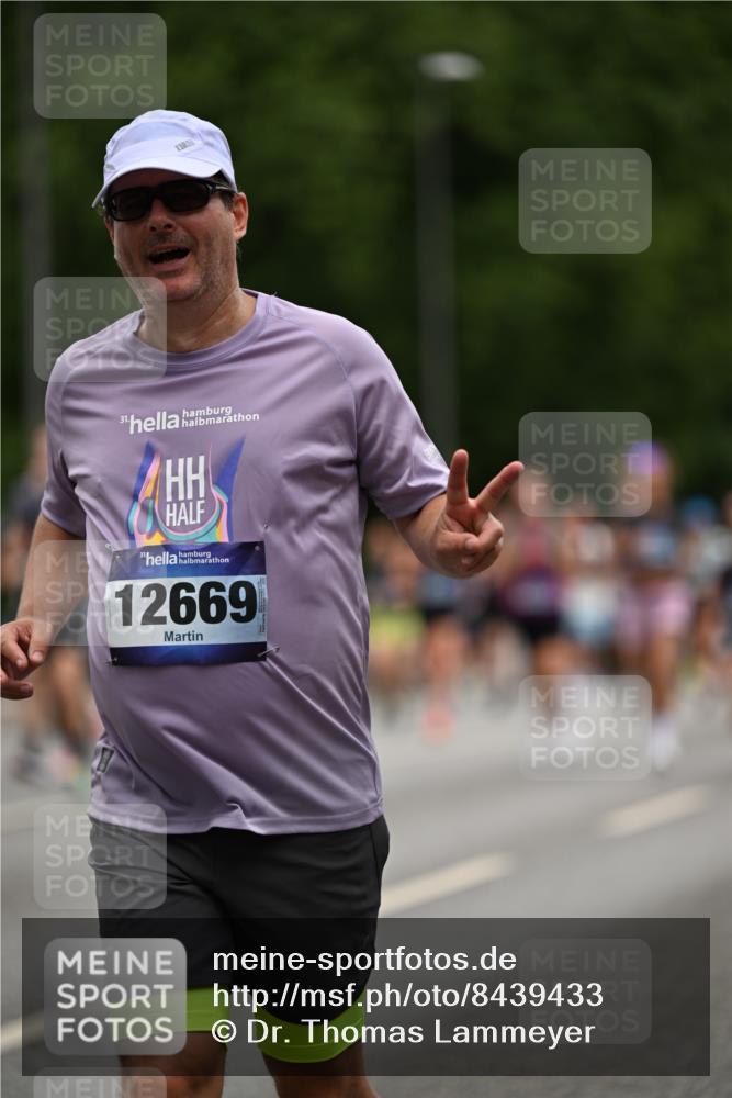 29.06.2025 - hella hamburg halbmarathon Dr. Thomas Lammeyer http://msf.ph/oto/8439433 29.06.2025 10:56:32 Kennedybrücke 1978, 1997, 3140, 3934, 4087, 4273, 4815, 5291, 6406, 6456, 6885, 6961, 6985, 7691, 7737, 7841, 8194, 8196, 8672, 9068, 9070, 9220, 9460, 9582, 9583, 9590, 9594, 9673, 9730, 10296, 10342, 10496, 10928, 11084, 11126, 11127, 11375 meine-sportfotos.de