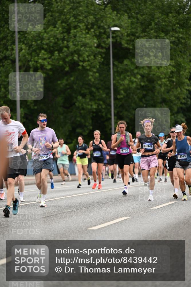 29.06.2025 - hella hamburg halbmarathon Dr. Thomas Lammeyer http://msf.ph/oto/8439442 29.06.2025 10:56:33 Kennedybrücke 1978, 1997, 3140, 3934, 4087, 4273, 4815, 5291, 6406, 6456, 6885, 6961, 6985, 7691, 7737, 7841, 8194, 8196, 8672, 9068, 9070, 9220, 9460, 9582, 9583, 9594, 9673, 9730, 10296, 10342, 10496, 10928, 11084, 11126, 11127, 11375 meine-sportfotos.de