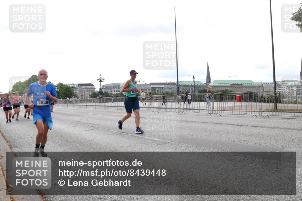 29.06.2025 - hella hamburg halbmarathon Lena Gebhardt http://msf.ph/oto/8439448 29.06.2025 10:29:09 Lombardsbrücke 2688, 1230, 1518, 1557, 1869, 2688, 3179, 3311, 3717, 4161, 4362, 4373, 4700, 4834, 4982, 5167, 5249, 5250, 6345, 6725, 7169, 7449, 8048, 8812, 9714, 10068, 10198, 10641, 10808, 11792, 11803, 11989, 12099, 12404, 12442, 12958, 13090, 14205, 14644, 15143, 15256, 15452, 15453, 15952, 15955, 16643, 16673, 16676, 18298, 18299, 18414 meine-sportfotos.de
