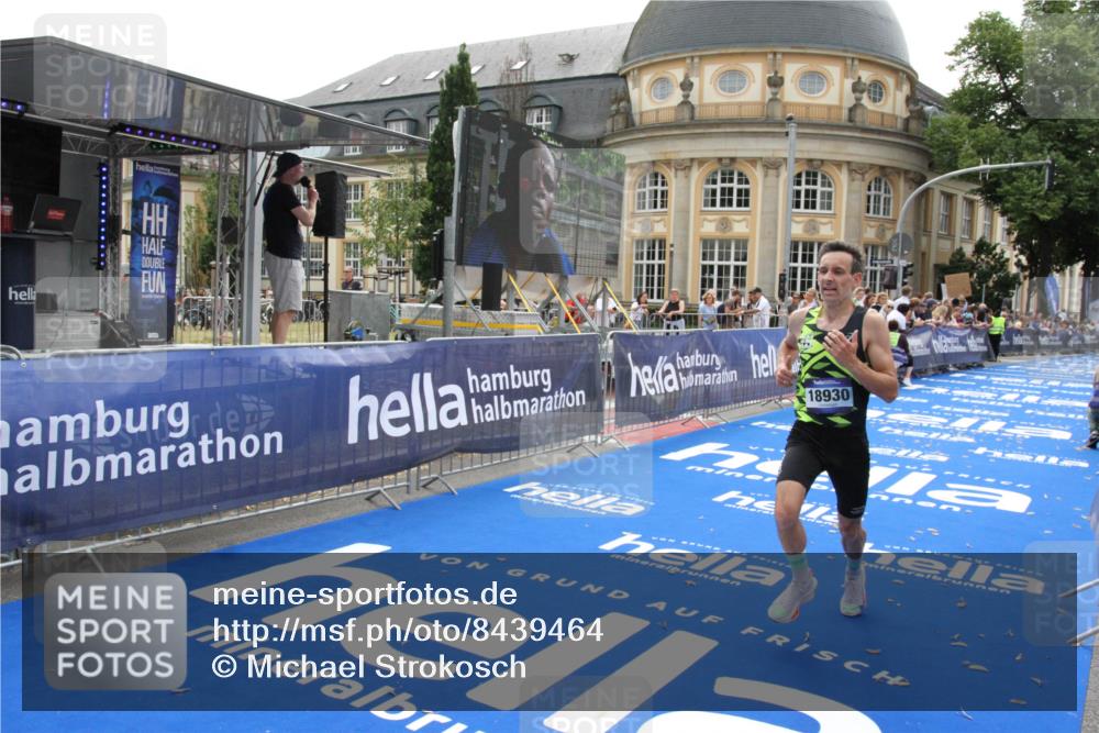 29.06.2025 - hella hamburg halbmarathon Michael Strokosch http://msf.ph/oto/8439464 29.06.2025 10:23:14 Ziel 18930 meine-sportfotos.de