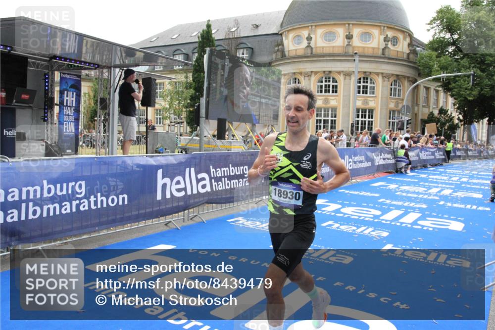 29.06.2025 - hella hamburg halbmarathon Michael Strokosch http://msf.ph/oto/8439479 29.06.2025 10:23:15 Ziel 18930 meine-sportfotos.de