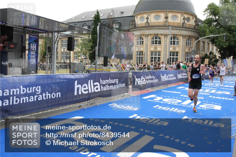 29.06.2025 - hella hamburg halbmarathon Michael Strokosch http://msf.ph/oto/8439544 29.06.2025 10:23:28 Ziel 35, 52, 9385, 17771, 19078 meine-sportfotos.de