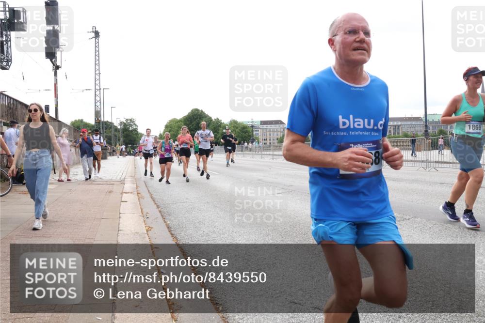 29.06.2025 - hella hamburg halbmarathon Lena Gebhardt http://msf.ph/oto/8439550 29.06.2025 10:29:10 Lombardsbrücke 8, 1869, 1230, 1518, 1557, 1869, 2688, 3179, 3311, 3717, 4161, 4349, 4362, 4373, 4700, 4834, 4982, 5167, 5249, 5250, 6345, 6725, 7169, 7449, 8048, 8812, 9714, 10068, 10198, 10641, 10808, 11792, 11803, 11989, 12099, 12404, 12442, 12958, 13090, 14205, 14644, 15143, 15256, 15452, 15453, 15952, 15955, 16643, 16673, 16676, 17496, 18298, 18299, 18414 meine-sportfotos.de