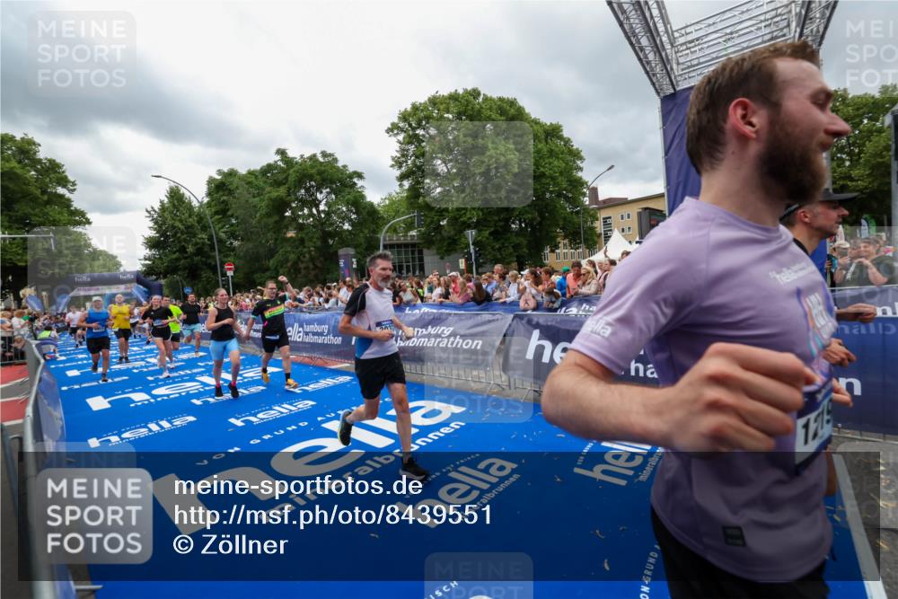 29.06.2025 - hella hamburg halbmarathon Zöllner http://msf.ph/oto/8439551 29.06.2025 10:55:43 Ziel 1120, 1143, 1834, 2955, 2982, 3037, 4897, 6924, 8255, 8618, 10212, 11039, 11568, 12196, 12483, 12515, 14909, 15896, 16110, 17615, 18064, 18190 meine-sportfotos.de