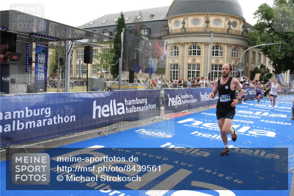 29.06.2025 - hella hamburg halbmarathon Michael Strokosch http://msf.ph/oto/8439561 29.06.2025 10:23:29 Ziel 35, 52, 9385, 17771, 19078 meine-sportfotos.de