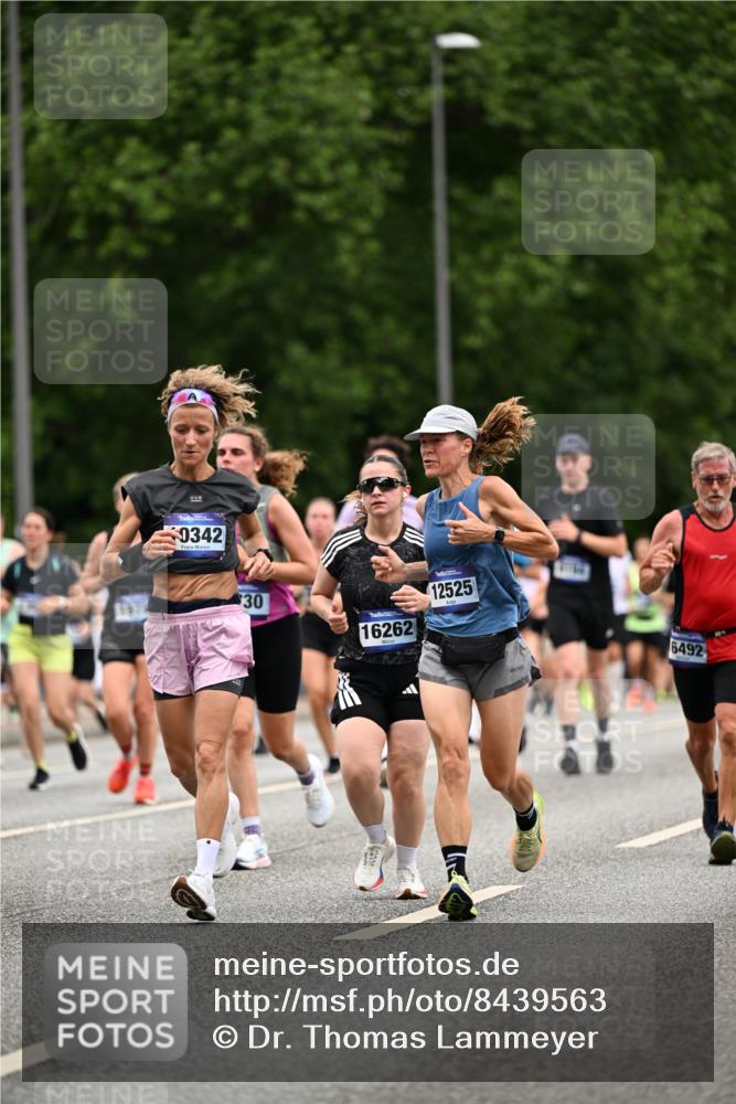 29.06.2025 - hella hamburg halbmarathon Dr. Thomas Lammeyer http://msf.ph/oto/8439563 29.06.2025 10:56:36 Kennedybrücke 1369, 1978, 1997, 3140, 3645, 4087, 4273, 4815, 5262, 5291, 6406, 6671, 6885, 6961, 6985, 7691, 7737, 7841, 8194, 8196, 8672, 9068, 9070, 9220, 9582, 9583, 9594, 9673, 9730, 10296, 10342, 10496, 10928, 11084, 11126, 11127, 11297, 11375 meine-sportfotos.de