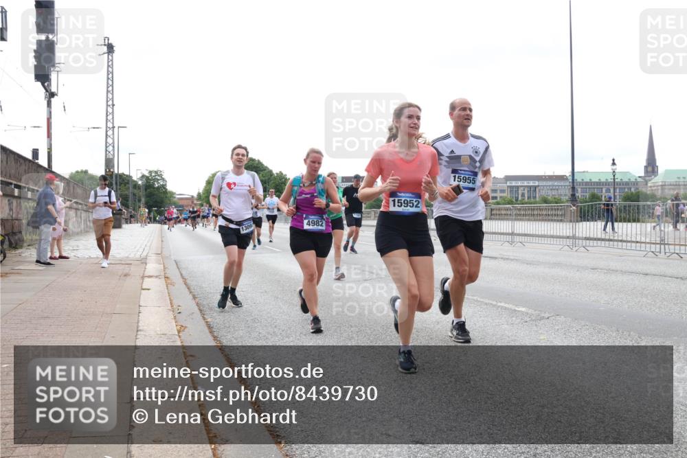 29.06.2025 - hella hamburg halbmarathon Lena Gebhardt http://msf.ph/oto/8439730 29.06.2025 10:29:13 Lombardsbrücke 1309, 4982, 1192, 15952, 15955, 1230, 1518, 1557, 1869, 2688, 3179, 3311, 3717, 4161, 4349, 4362, 4373, 4834, 4982, 5167, 5249, 5250, 6285, 6345, 6725, 7169, 7449, 8048, 8812, 9714, 10068, 10198, 10322, 10641, 10808, 11792, 11803, 11989, 12099, 12404, 12442, 12958, 13090, 13382, 14205, 14644, 15143, 15452, 15453, 15952, 15955, 16659, 16662, 16673, 16676, 17496, 18298, 18299, 18414 meine-sportfotos.de
