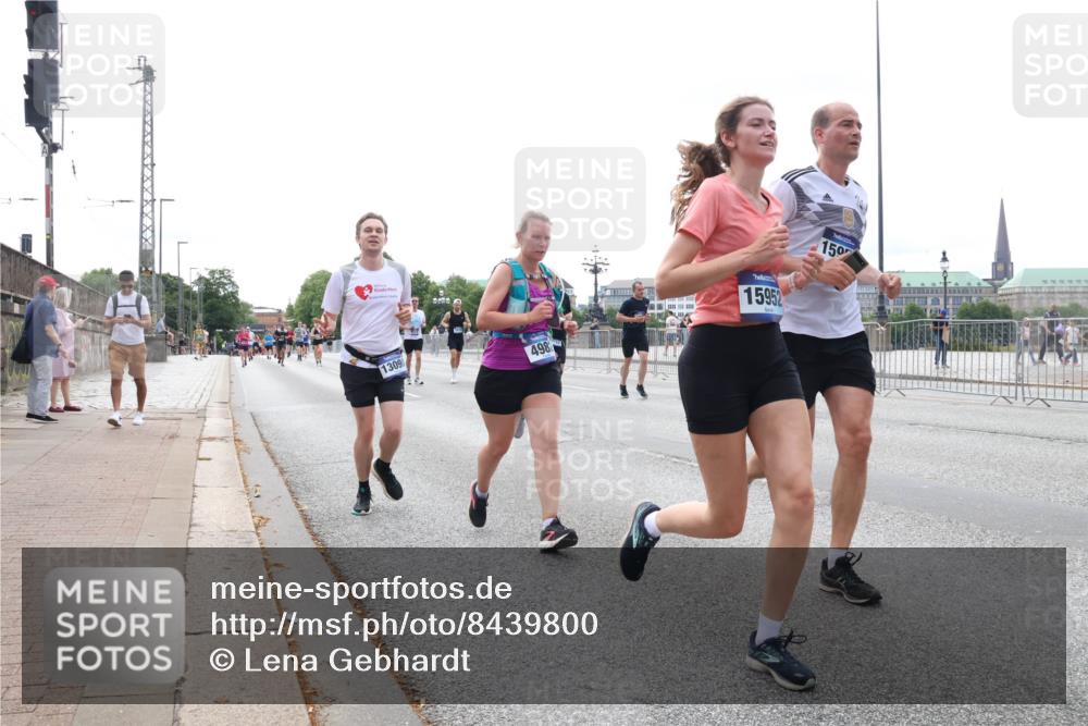 29.06.2025 - hella hamburg halbmarathon Lena Gebhardt http://msf.ph/oto/8439800 29.06.2025 10:29:14 Lombardsbrücke 1309, 498, 15952, 150, 1230, 1518, 1557, 1661, 1869, 2688, 3179, 3311, 3717, 4161, 4349, 4362, 4373, 4834, 4982, 5167, 5249, 5250, 6285, 6345, 6725, 7169, 7449, 8048, 8812, 9714, 10068, 10198, 10322, 10641, 10808, 11249, 11792, 11803, 11989, 12099, 12404, 12442, 12958, 13090, 13382, 14205, 14644, 15143, 15452, 15453, 15952, 15955, 16659, 16662, 16673, 16676, 17496, 18298, 18299, 18414 meine-sportfotos.de