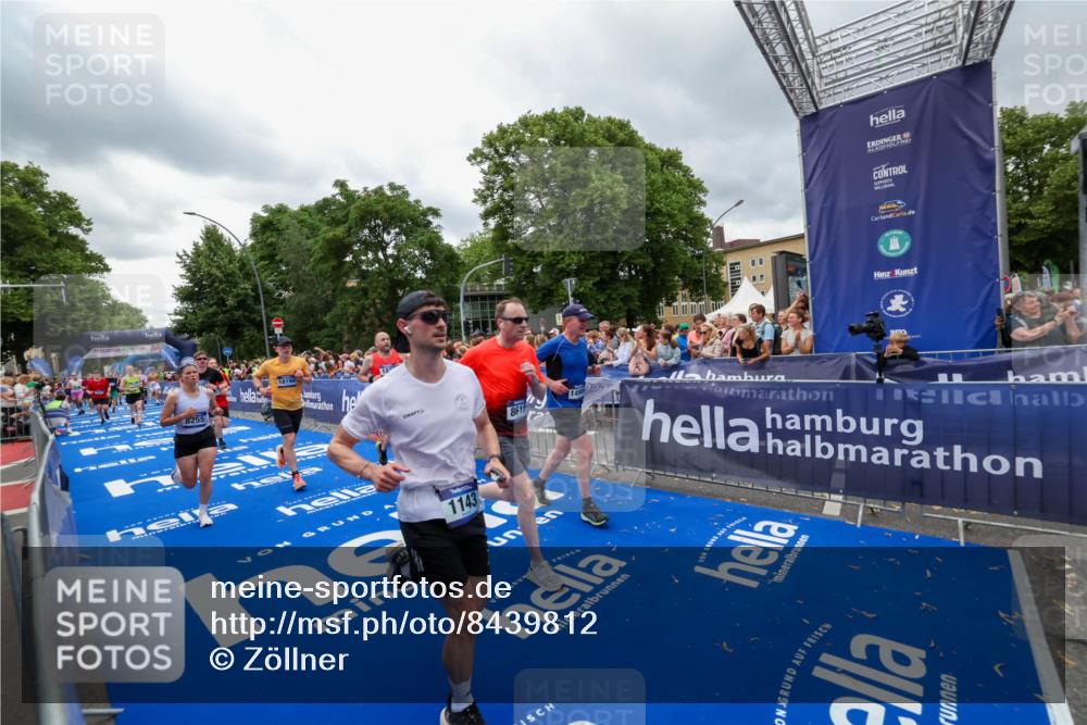 29.06.2025 - hella hamburg halbmarathon Zöllner http://msf.ph/oto/8439812 29.06.2025 10:55:48 Ziel 1143, 1834, 4897, 5021, 6569, 6924, 7221, 8255, 8618, 10212, 12483, 12858, 13474, 14365, 14909, 16401, 16434, 16786, 18125, 18190, 19047 meine-sportfotos.de