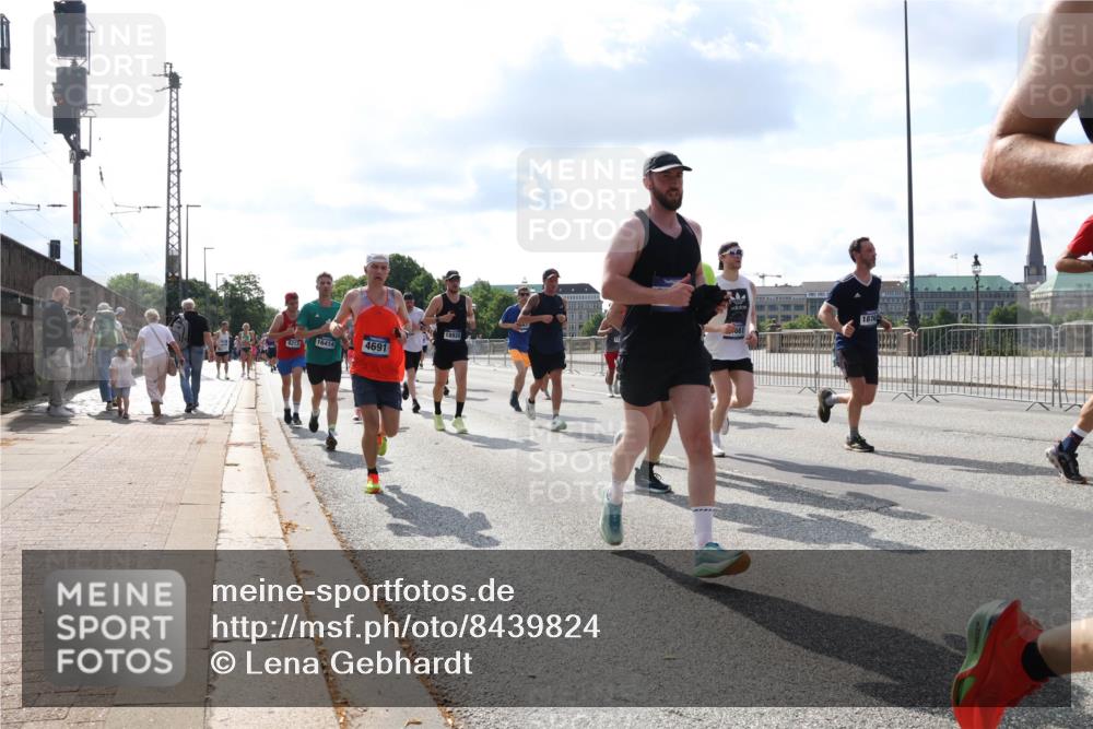 29.06.2025 - hella hamburg halbmarathon Lena Gebhardt http://msf.ph/oto/8439824 29.06.2025 09:52:48 Lombardsbrücke 18920, 9213, 16414, 4691, 661, 1876, 1070, 1139, 1163, 1169, 1176, 1220, 1415, 1468, 1512, 1613, 1782, 2048, 2189, 2213, 2233, 2788, 2970, 3021, 3098, 3109, 3124, 3304, 3852, 3907, 3917, 3928, 4080, 4277, 4497, 4565, 4691, 4871, 4915, 4933, 4981, 5007, 5011, 5476, 5477, 5682, 6152, 6550, 6716, 7005, 7067, 7093, 7147, 7191, 7325, 7432, 7451, 7599, 7843, 7865, 7961, 8145, 8467, 8852, 10741, 10796, 11062, 11495, 11679, 11779, 12046, 12772, 13403, 13614, 14257 meine-sportfotos.de