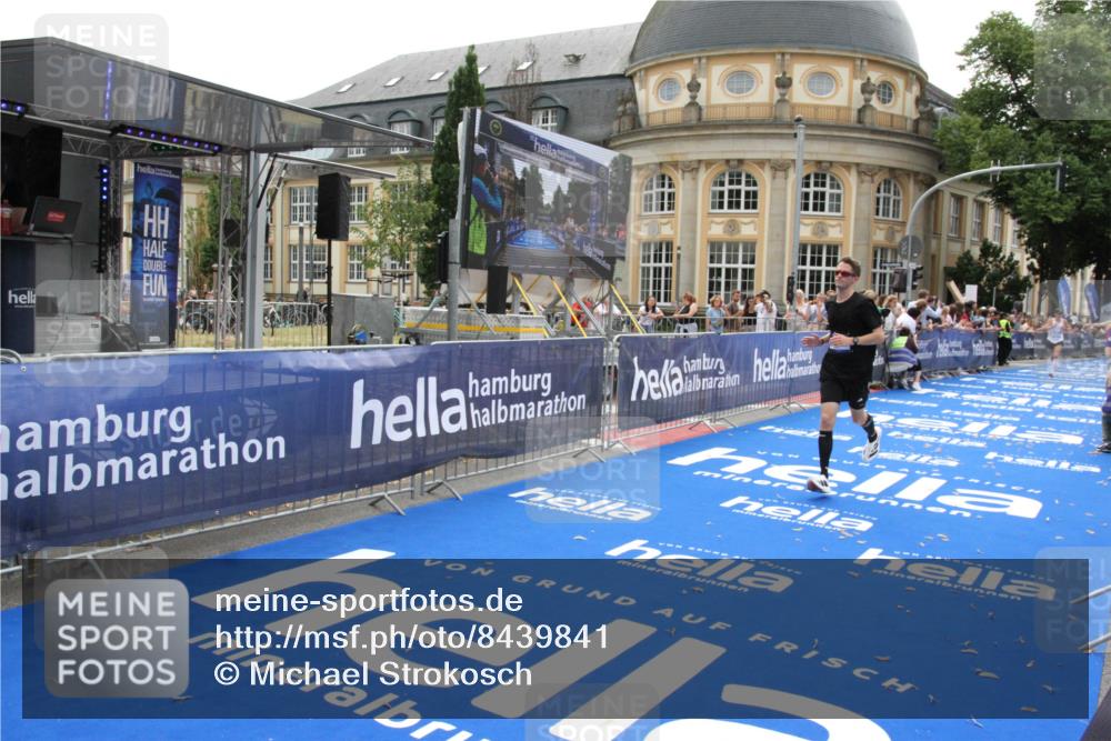 29.06.2025 - hella hamburg halbmarathon Michael Strokosch http://msf.ph/oto/8439841 29.06.2025 10:23:43 Ziel 5301, 7834, 9151 meine-sportfotos.de