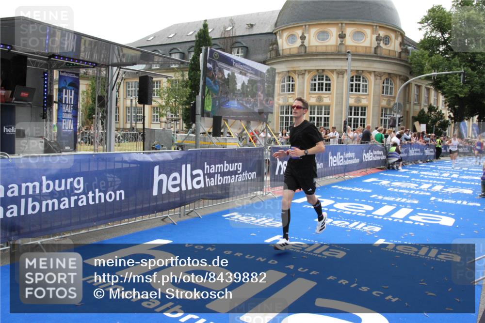 29.06.2025 - hella hamburg halbmarathon Michael Strokosch http://msf.ph/oto/8439882 29.06.2025 10:23:44 Ziel 5301, 7834, 9151 meine-sportfotos.de