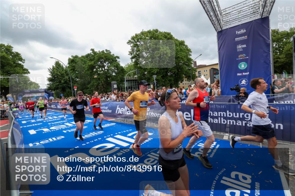 29.06.2025 - hella hamburg halbmarathon Zöllner http://msf.ph/oto/8439916 29.06.2025 10:55:49 Ziel 1143, 1179, 1834, 5021, 6569, 6924, 7221, 8255, 8618, 10212, 12483, 12858, 13474, 14365, 14909, 16401, 16434, 16786, 18125, 18190, 19047 meine-sportfotos.de