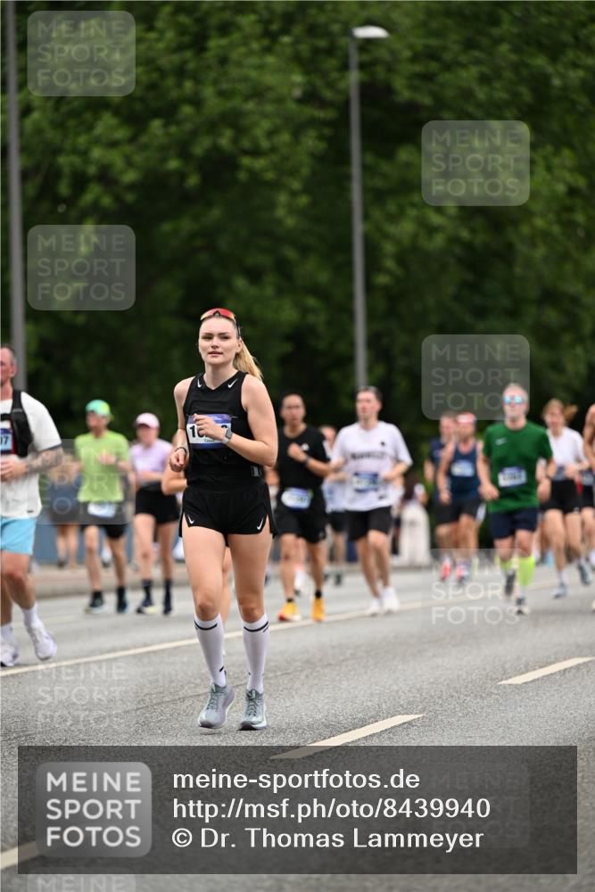 29.06.2025 - hella hamburg halbmarathon Dr. Thomas Lammeyer http://msf.ph/oto/8439940 29.06.2025 10:56:43 Kennedybrücke 1369, 1978, 2308, 2593, 3140, 3645, 4087, 4273, 4815, 5262, 5291, 6406, 6671, 6885, 6961, 6985, 7682, 7691, 7737, 8194, 8196, 8250, 8251, 8672, 9068, 9070, 9220, 9594, 9673, 9730, 10296, 10342, 10496, 10634, 10928, 11084, 11297, 11375 meine-sportfotos.de