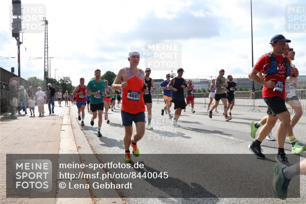 29.06.2025 - hella hamburg halbmarathon Lena Gebhardt http://msf.ph/oto/8440045 29.06.2025 09:52:49 Lombardsbrücke 9213, 16414, 4691, 7325, 14849, 70, 46, 1070, 1139, 1163, 1169, 1176, 1220, 1391, 1415, 1468, 1512, 1613, 1782, 2048, 2189, 2213, 2233, 2590, 2788, 2970, 3021, 3098, 3109, 3124, 3304, 3852, 3907, 3917, 3928, 4080, 4277, 4497, 4565, 4691, 4915, 4933, 4981, 5007, 5011, 5476, 5477, 5682, 6152, 6550, 6716, 7005, 7067, 7093, 7147, 7191, 7325, 7432, 7451, 7599, 7843, 7865, 7961, 8145, 8467, 8852, 10741, 10796, 11495, 11679, 11779, 12046, 12772, 13403, 13614, 14257 meine-sportfotos.de
