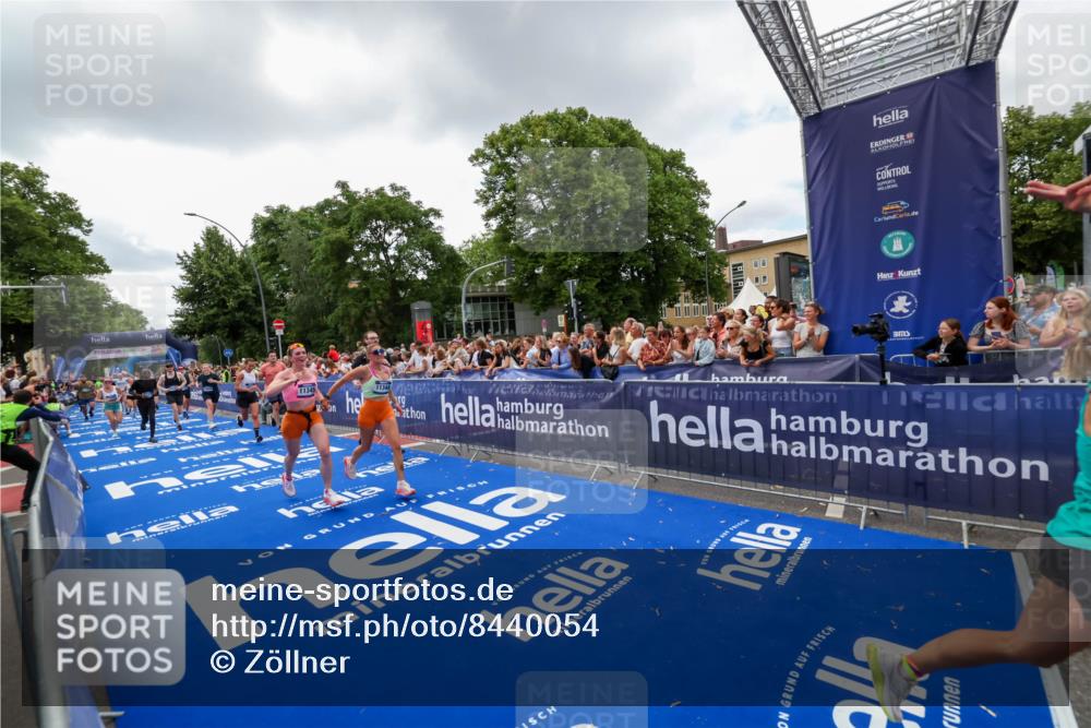 29.06.2025 - hella hamburg halbmarathon Zöllner http://msf.ph/oto/8440054 29.06.2025 11:13:25 Ziel 1795, 2427, 3138, 6317, 10608, 11344, 11345, 11595, 12653, 15571, 16241, 16441, 17030, 17453, 17721, 18252 meine-sportfotos.de
