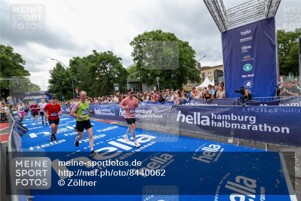 29.06.2025 - hella hamburg halbmarathon Zöllner http://msf.ph/oto/8440062 29.06.2025 10:55:52 Ziel 1179, 2612, 3256, 3668, 4772, 5021, 6569, 7221, 7976, 12858, 13474, 14365, 16401, 16434, 16786, 18125, 18867, 19047 meine-sportfotos.de