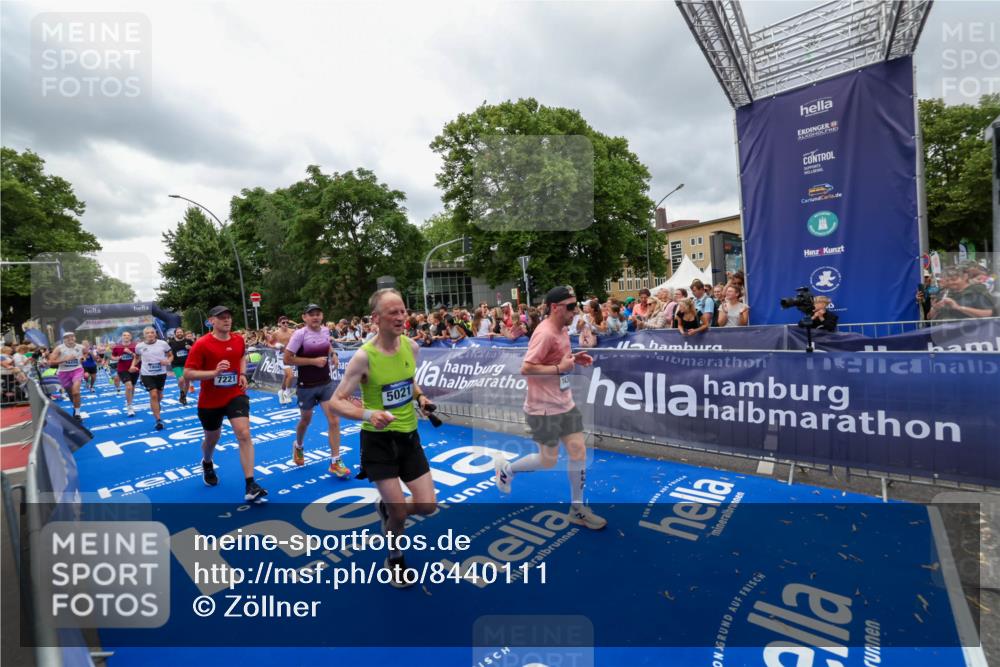29.06.2025 - hella hamburg halbmarathon Zöllner http://msf.ph/oto/8440111 29.06.2025 10:55:52 Ziel 1179, 2612, 3256, 3668, 4772, 5021, 6569, 7221, 7976, 12858, 13474, 14365, 16401, 16434, 16786, 18125, 18867, 19047 meine-sportfotos.de