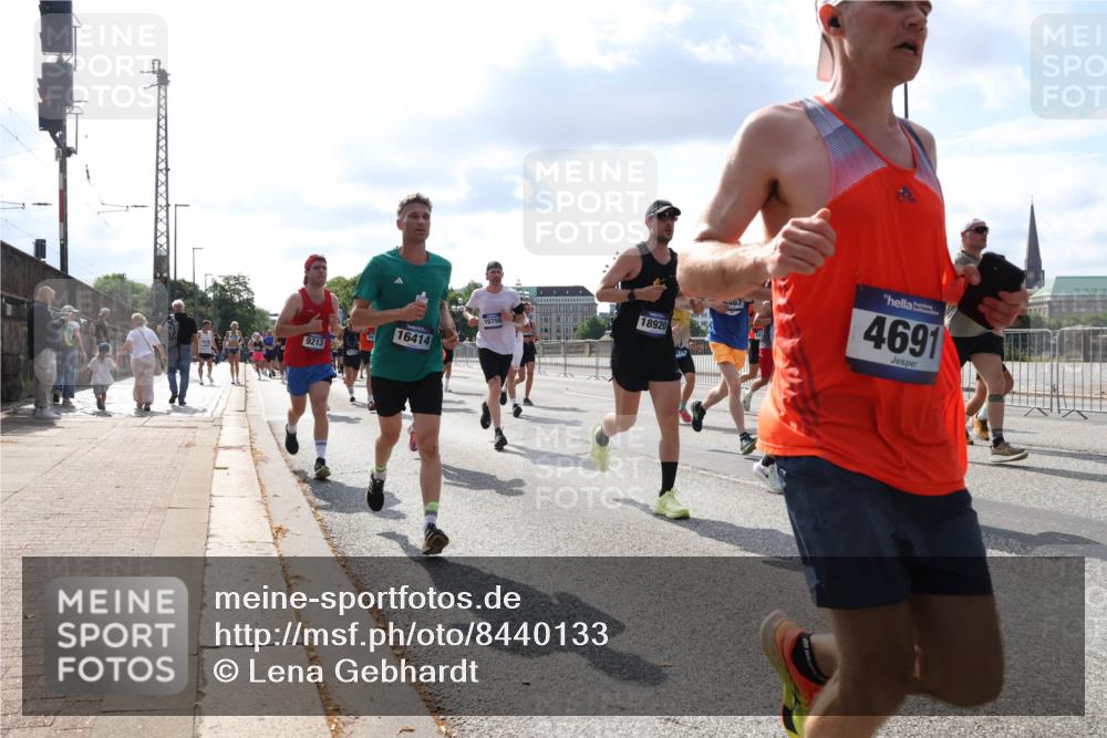 29.06.2025 - hella hamburg halbmarathon Lena Gebhardt http://msf.ph/oto/8440133 29.06.2025 09:52:50 Lombardsbrücke 9213, 16414, 10750, 18920, 4467, 4691, 375, 1012, 1070, 1139, 1163, 1169, 1176, 1220, 1391, 1415, 1512, 1613, 1782, 2048, 2189, 2213, 2233, 2590, 2788, 2970, 3021, 3098, 3109, 3124, 3304, 3852, 3907, 3917, 3928, 4080, 4277, 4497, 4565, 4691, 4915, 4933, 4981, 5007, 5011, 5476, 5477, 5682, 6152, 6550, 6712, 6716, 7005, 7067, 7093, 7147, 7191, 7325, 7432, 7451, 7599, 7843, 7865, 7961, 8145, 8467, 8852, 10741, 10796, 11495, 11679, 11779, 12046, 12772, 13403, 13614, 14257 meine-sportfotos.de