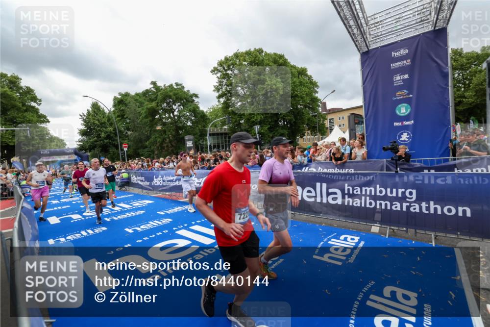 29.06.2025 - hella hamburg halbmarathon Zöllner http://msf.ph/oto/8440144 29.06.2025 10:55:53 Ziel 1179, 2612, 3256, 3668, 4772, 5021, 6569, 7221, 7976, 12858, 13474, 14365, 16401, 16434, 16786, 18125, 18867, 19047 meine-sportfotos.de