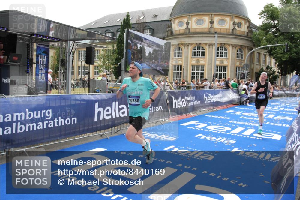 29.06.2025 - hella hamburg halbmarathon Michael Strokosch http://msf.ph/oto/8440169 29.06.2025 10:23:54 Ziel 6699, 7963, 9447, 10780, 12360 meine-sportfotos.de