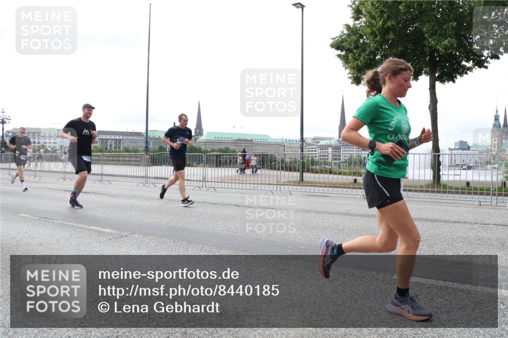 29.06.2025 - hella hamburg halbmarathon Lena Gebhardt http://msf.ph/oto/8440185 29.06.2025 10:29:16 Lombardsbrücke 1230, 1518, 1661, 1869, 2688, 3179, 3311, 3717, 4161, 4349, 4362, 4373, 4834, 4982, 5167, 6285, 6345, 6725, 7169, 7449, 8048, 8812, 9714, 10198, 10322, 10641, 10808, 11249, 11792, 11803, 11989, 12086, 12099, 12404, 12442, 12958, 13090, 13382, 14205, 14644, 15143, 15452, 15453, 15952, 15955, 16659, 16662, 16673, 16676, 17496, 18298, 18299, 18414 meine-sportfotos.de