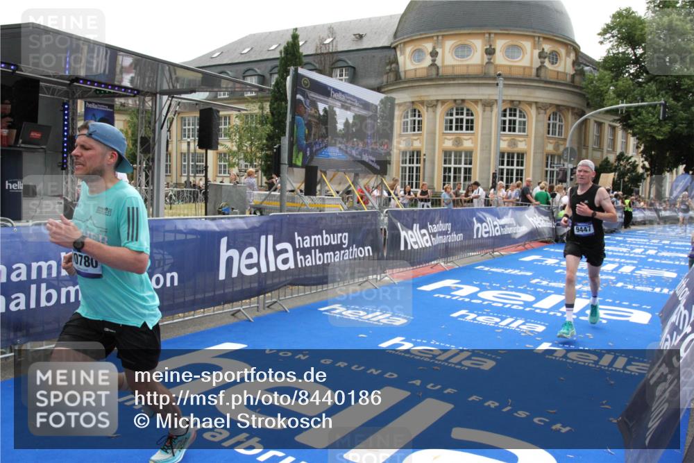 29.06.2025 - hella hamburg halbmarathon Michael Strokosch http://msf.ph/oto/8440186 29.06.2025 10:23:54 Ziel 6699, 7963, 9447, 10780, 12360 meine-sportfotos.de