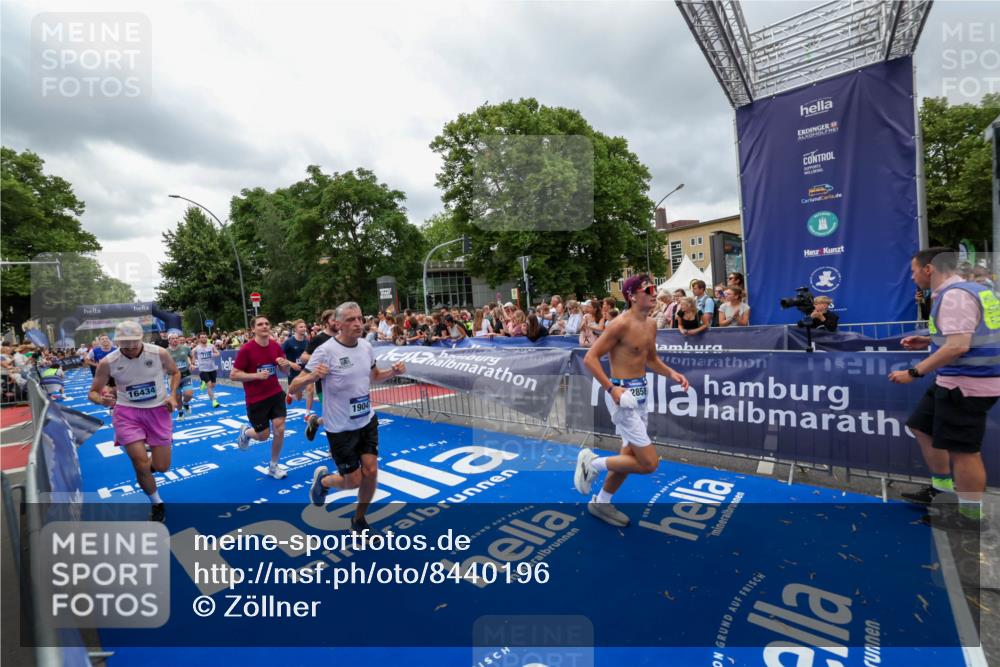 29.06.2025 - hella hamburg halbmarathon Zöllner http://msf.ph/oto/8440196 29.06.2025 10:55:55 Ziel 1179, 2612, 3256, 3668, 4772, 6569, 7147, 7976, 8968, 9246, 10084, 12858, 13474, 15884, 16401, 16434, 16786, 18125, 18867, 19047 meine-sportfotos.de