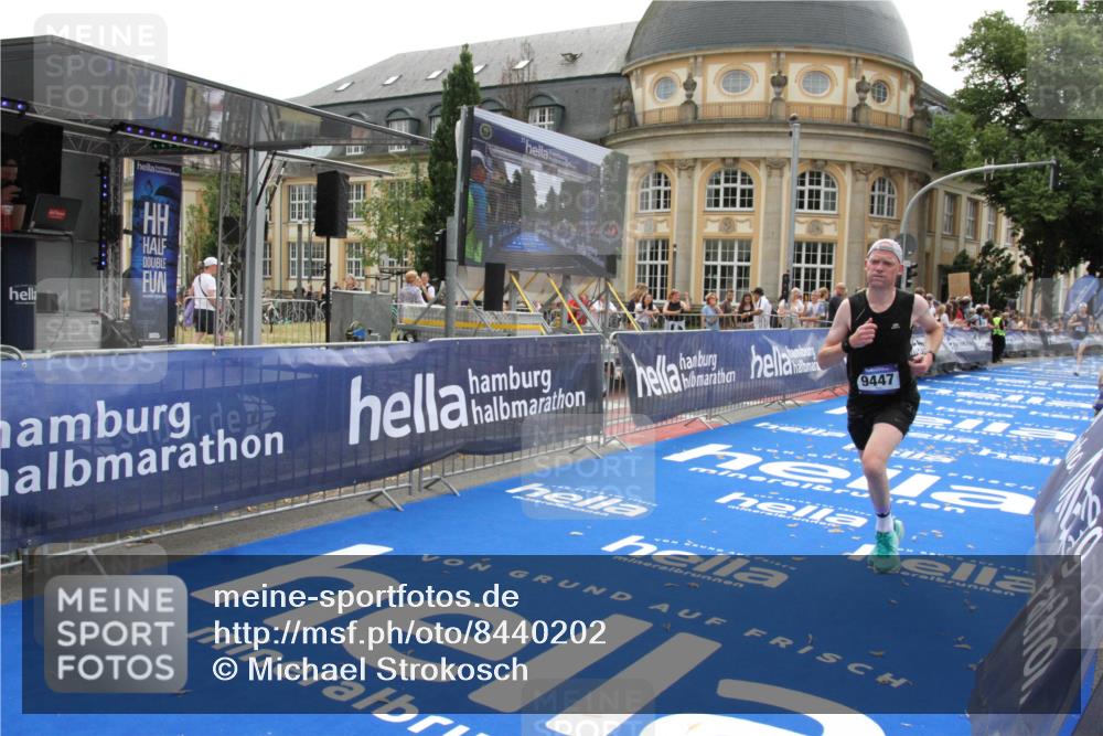 29.06.2025 - hella hamburg halbmarathon Michael Strokosch http://msf.ph/oto/8440202 29.06.2025 10:23:55 Ziel 6699, 7963, 9447, 10780, 11194, 12360 meine-sportfotos.de