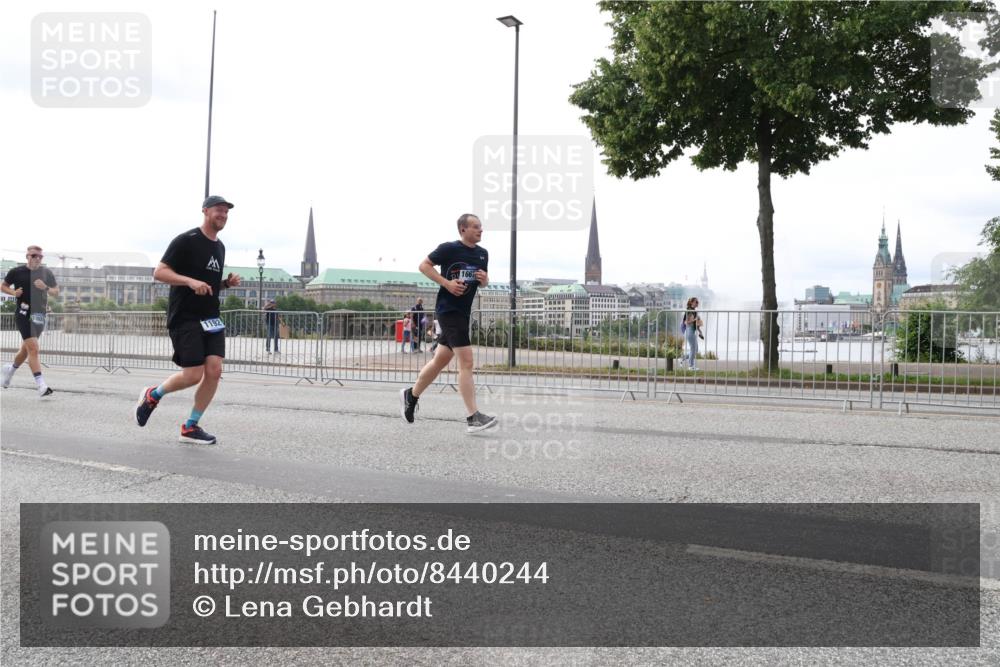 29.06.2025 - hella hamburg halbmarathon Lena Gebhardt http://msf.ph/oto/8440244 29.06.2025 10:29:16 Lombardsbrücke 1192, 1667, 1230, 1518, 1661, 1869, 2688, 3179, 3311, 3717, 4161, 4349, 4362, 4373, 4834, 4982, 5167, 6285, 6345, 6725, 7169, 7449, 8048, 8812, 9714, 10198, 10322, 10641, 10808, 11249, 11792, 11803, 11989, 12086, 12099, 12404, 12442, 12958, 13090, 13382, 14205, 14644, 15143, 15452, 15453, 15952, 15955, 16659, 16662, 16673, 16676, 17496, 18298, 18299, 18414 meine-sportfotos.de
