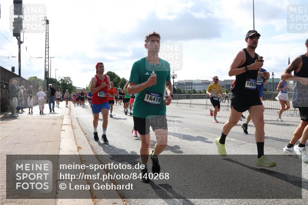 29.06.2025 - hella hamburg halbmarathon Lena Gebhardt http://msf.ph/oto/8440268 29.06.2025 09:52:50 Lombardsbrücke 9213, 4933, 16414, 18920, 467, 1012, 1070, 1139, 1163, 1169, 1176, 1220, 1391, 1415, 1512, 1613, 1782, 2048, 2189, 2213, 2233, 2590, 2788, 2970, 3021, 3098, 3109, 3124, 3304, 3852, 3907, 3917, 3928, 4080, 4277, 4497, 4565, 4691, 4915, 4933, 4981, 5007, 5011, 5476, 5477, 5682, 6152, 6550, 6712, 6716, 7005, 7067, 7093, 7147, 7191, 7325, 7432, 7451, 7599, 7843, 7865, 7961, 8145, 8467, 8852, 10741, 10796, 11495, 11679, 11779, 12046, 12772, 13403, 13614, 14257 meine-sportfotos.de