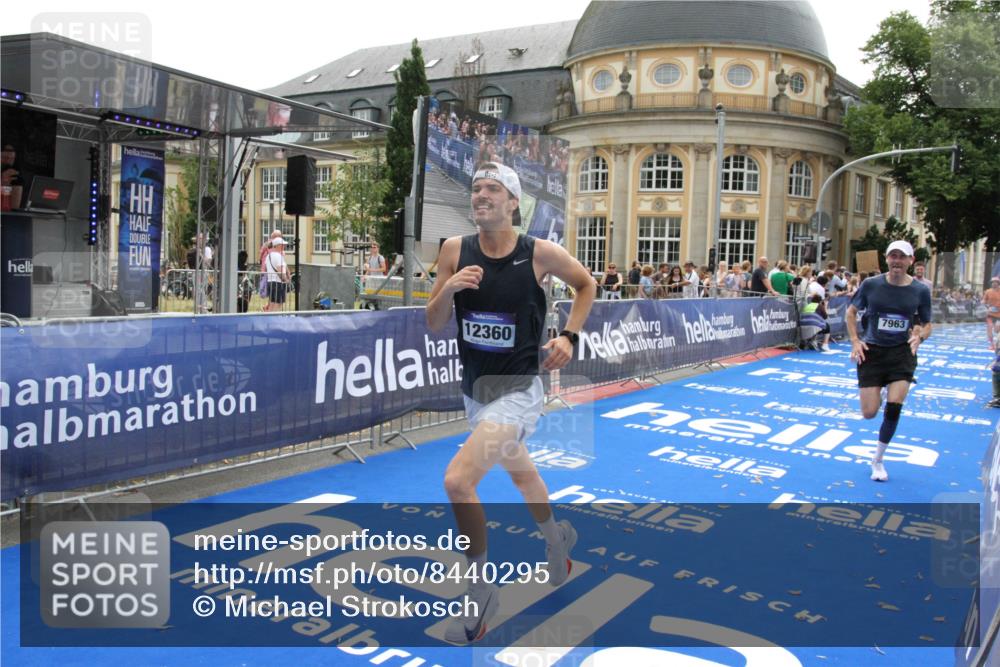 29.06.2025 - hella hamburg halbmarathon Michael Strokosch http://msf.ph/oto/8440295 29.06.2025 10:23:59 Ziel 7963, 11194, 12360, 13440 meine-sportfotos.de