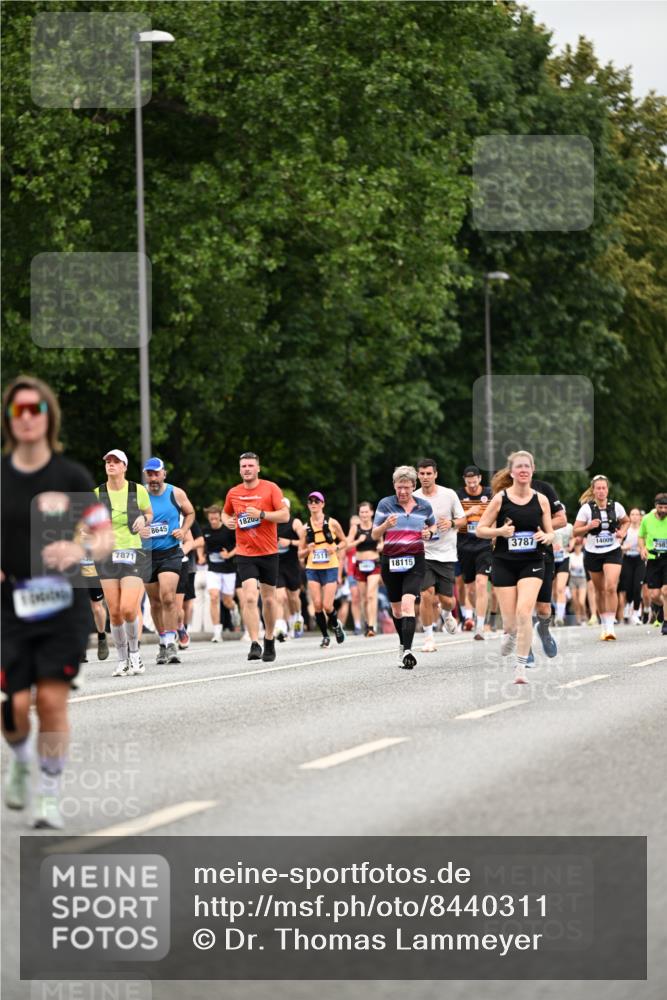 29.06.2025 - hella hamburg halbmarathon Dr. Thomas Lammeyer http://msf.ph/oto/8440311 29.06.2025 10:56:59 Kennedybrücke 1369, 2308, 2593, 2988, 3140, 3227, 3645, 3787, 5262, 6135, 6604, 6671, 6985, 7682, 7735, 7737, 7871, 8250, 8251, 9340, 10600, 10634, 10693, 10884, 11297 meine-sportfotos.de