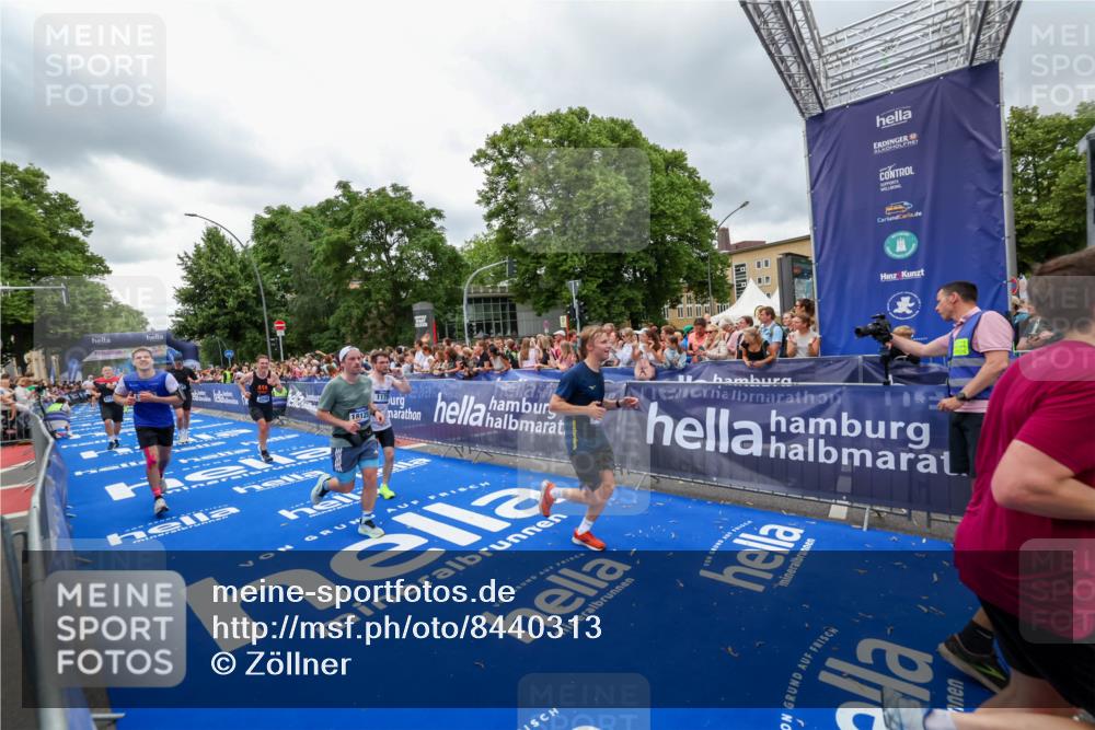 29.06.2025 - hella hamburg halbmarathon Zöllner http://msf.ph/oto/8440313 29.06.2025 10:55:56 Ziel 1179, 2612, 3256, 3668, 4772, 7147, 7976, 8968, 9246, 10084, 13474, 15884, 16401, 16434, 16786, 18125, 18867, 19047 meine-sportfotos.de