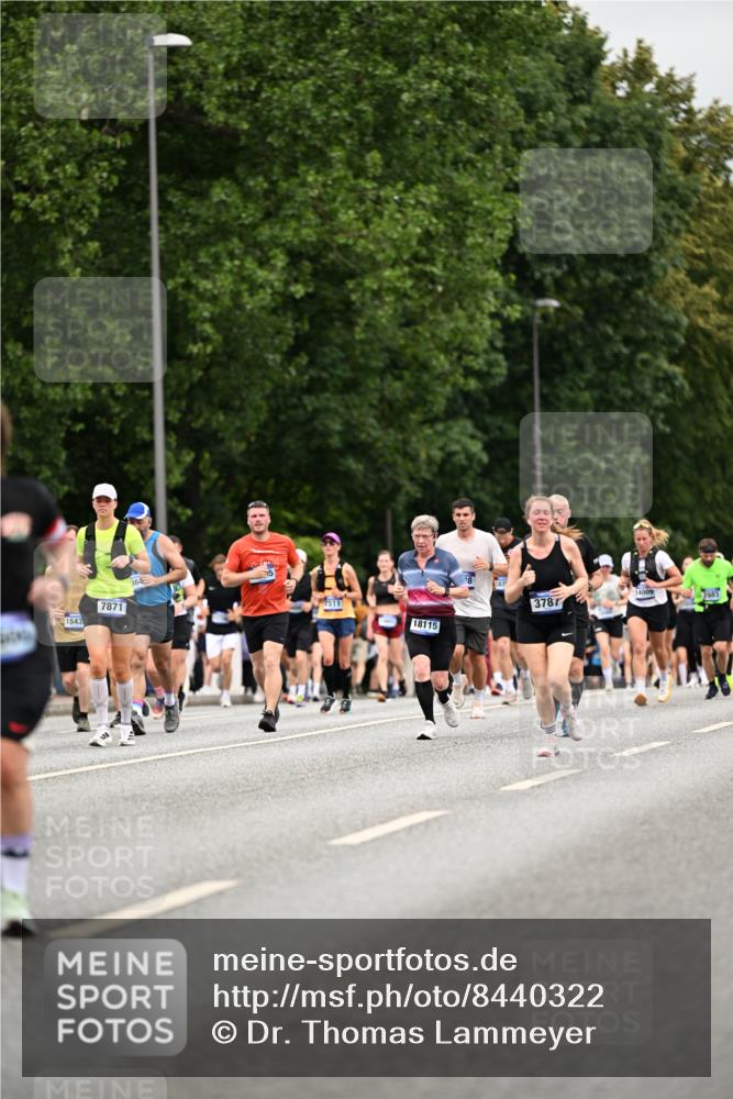 29.06.2025 - hella hamburg halbmarathon Dr. Thomas Lammeyer http://msf.ph/oto/8440322 29.06.2025 10:57:00 Kennedybrücke 1369, 2308, 2593, 2988, 3227, 3645, 3787, 5262, 6135, 6604, 6671, 7511, 7682, 7735, 7737, 7871, 8250, 8251, 9340, 10600, 10634, 10693, 10884, 11297 meine-sportfotos.de